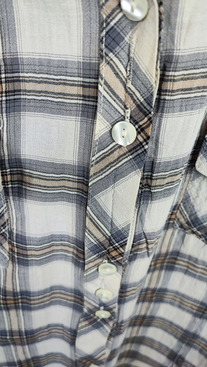 شومیز زنانه وارداتی استوک چهارخانه مشکی طوسی با یقه کلاسیک و دکمهدار، آستین بلند، تنخور مرتب و شیک، مناسب سایز ۴۶ تا ۴۸، انتخابی ایدهآل برای استایل روزمره و کژوال