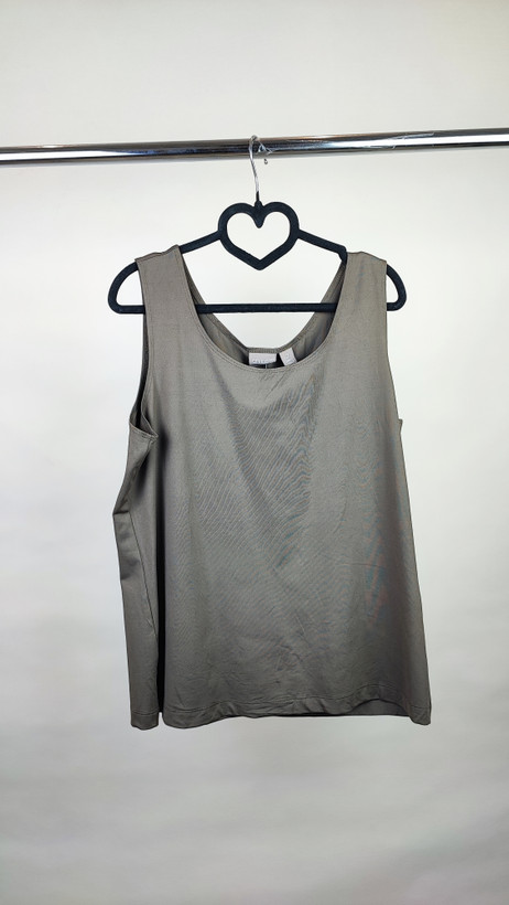 تاپ زنانه وارداتی استوک ساده رنگ طوسی، بدون آستین، تنخور آزاد و سبک، مناسب سایز ۴۰ تا ۴۲، انتخابی کاربردی برای استایل روزمره و تابستانی.