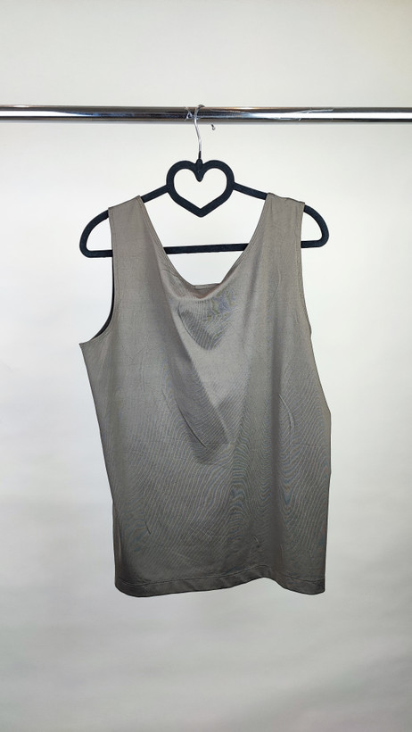 تاپ زنانه وارداتی استوک ساده رنگ طوسی، بدون آستین، تنخور آزاد و سبک، مناسب سایز ۴۰ تا ۴۲، انتخابی کاربردی برای استایل روزمره و تابستانی.