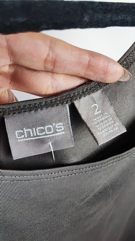 تاپ زنانه وارداتی استوک ساده رنگ طوسی، بدون آستین، تنخور آزاد و سبک، مناسب سایز ۴۰ تا ۴۲، انتخابی کاربردی برای استایل روزمره و تابستانی.