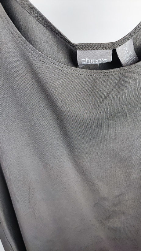 تاپ زنانه وارداتی استوک ساده رنگ طوسی، بدون آستین، تنخور آزاد و سبک، مناسب سایز ۴۰ تا ۴۲، انتخابی کاربردی برای استایل روزمره و تابستانی.