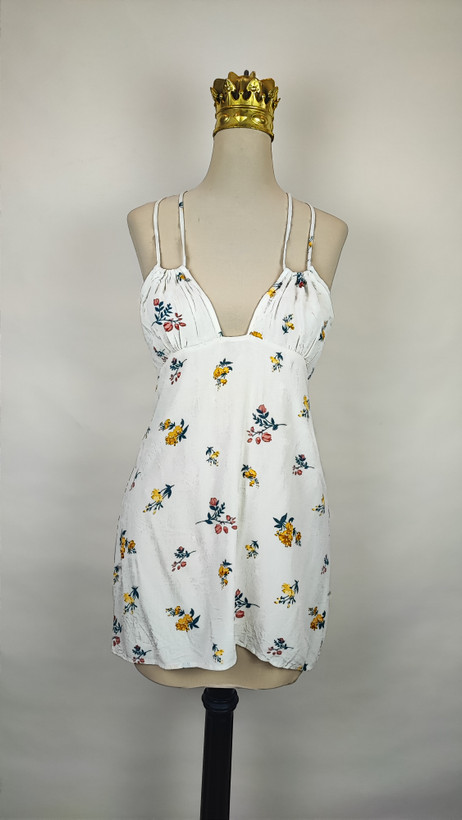 تاپ زنانه وارداتی استوک طرحدار روشن، بنددار، تنخور راحت، مناسب سایز ۳۸ تا ۴۰، مناسب استایل روزمره و تابستانی.