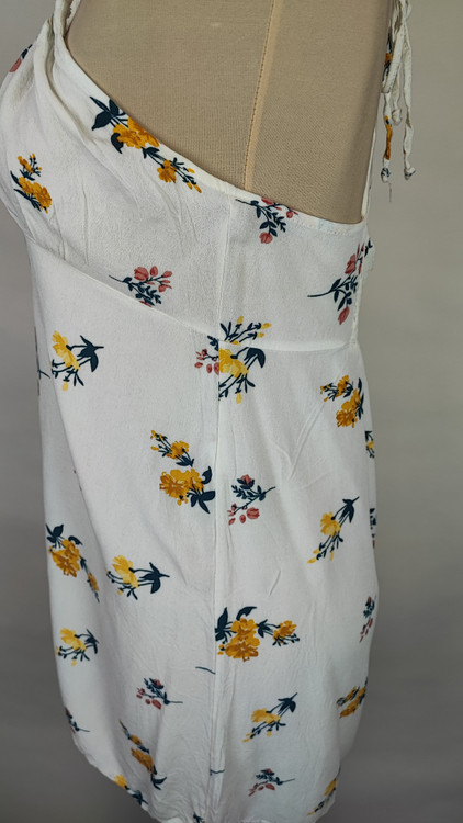 تاپ زنانه وارداتی استوک طرحدار روشن، بنددار، تنخور راحت، مناسب سایز ۳۸ تا ۴۰، مناسب استایل روزمره و تابستانی.