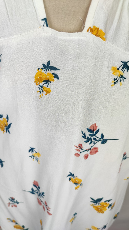 تاپ زنانه وارداتی استوک طرحدار روشن، بنددار، تنخور راحت، مناسب سایز ۳۸ تا ۴۰، مناسب استایل روزمره و تابستانی.