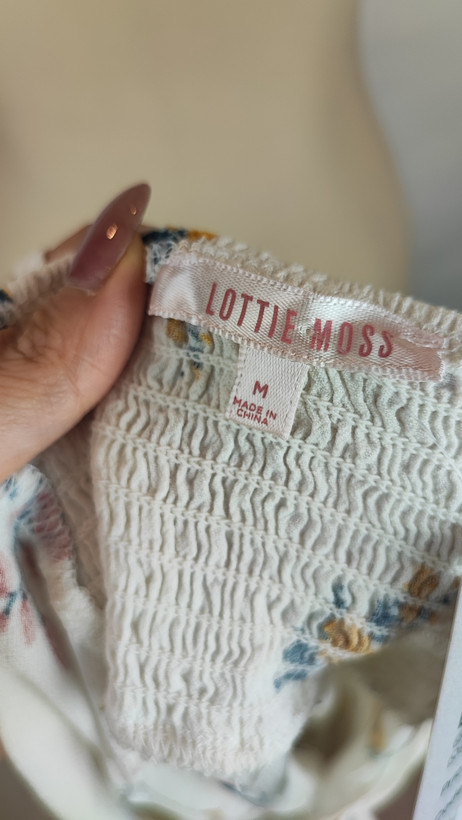 تاپ زنانه وارداتی استوک طرحدار روشن، بنددار، تنخور راحت، مناسب سایز ۳۸ تا ۴۰، مناسب استایل روزمره و تابستانی.