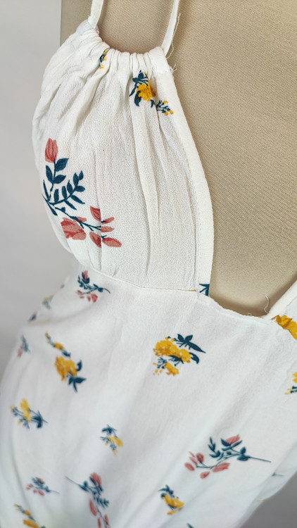 تاپ زنانه وارداتی استوک طرحدار روشن، بنددار، تنخور راحت، مناسب سایز ۳۸ تا ۴۰، مناسب استایل روزمره و تابستانی.