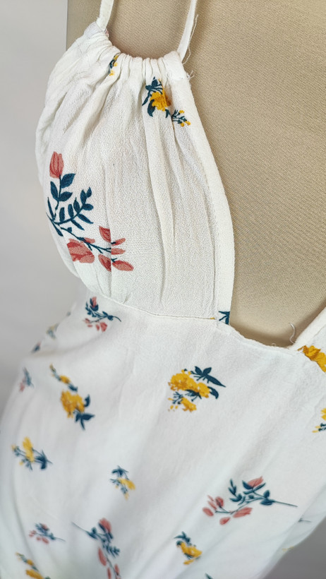 تاپ زنانه وارداتی استوک طرحدار روشن، بنددار، تنخور راحت، مناسب سایز ۳۸ تا ۴۰، مناسب استایل روزمره و تابستانی.