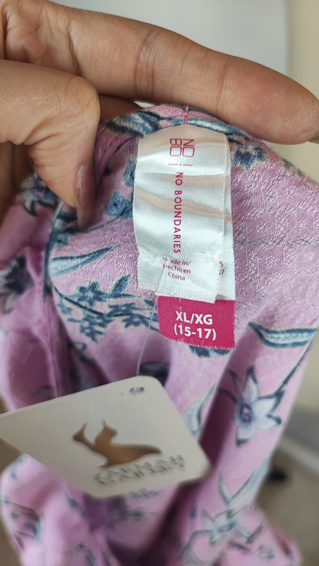 تاپ زنانه وارداتی استوک طرحدار بنفش روشن، بدون آستین، یقه گرد، تنخور راحت، مناسب سایز ۴۰ تا ۴۲، مناسب استفاده روزمره.