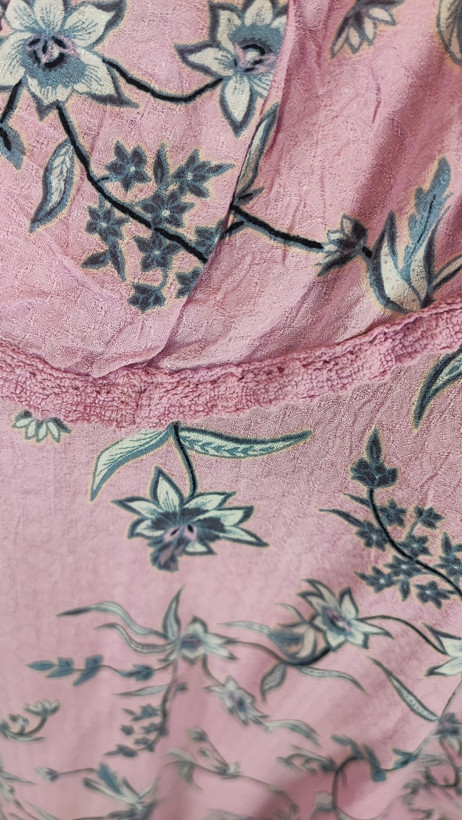 تاپ زنانه وارداتی استوک طرحدار بنفش روشن، بدون آستین، یقه گرد، تنخور راحت، مناسب سایز ۴۰ تا ۴۲، مناسب استفاده روزمره.