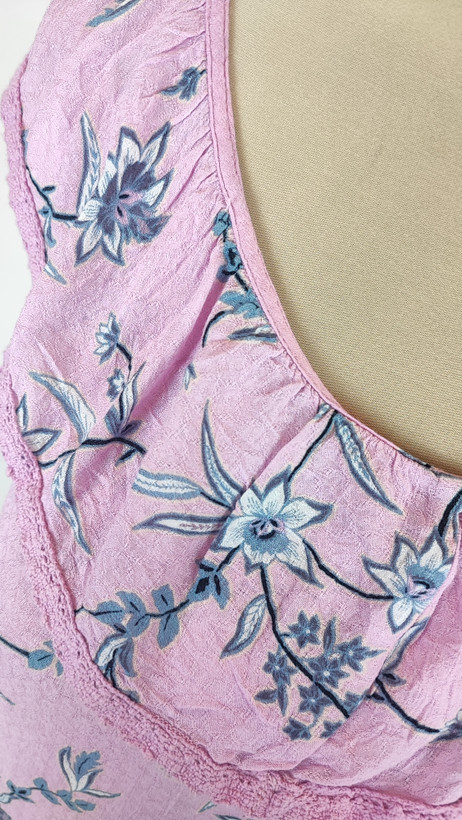 تاپ زنانه وارداتی استوک طرحدار بنفش روشن، بدون آستین، یقه گرد، تنخور راحت، مناسب سایز ۴۰ تا ۴۲، مناسب استفاده روزمره.