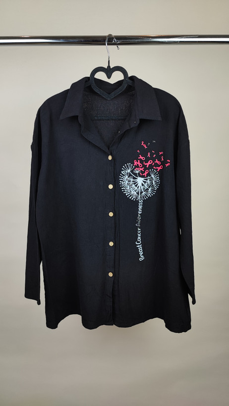 شومیز زنانه وارداتی استوک ساده رنگ مشکی، آستین بلند، یقه کلاسیک، تنخور مرتب و شیک، مناسب سایز ۴۴ تا ۴۶، انتخابی کاربردی برای استایل روزمره و رسمی