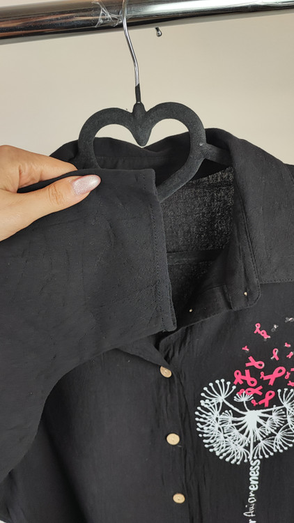 شومیز زنانه وارداتی استوک ساده رنگ مشکی، آستین بلند، یقه کلاسیک، تنخور مرتب و شیک، مناسب سایز ۴۴ تا ۴۶، انتخابی کاربردی برای استایل روزمره و رسمی