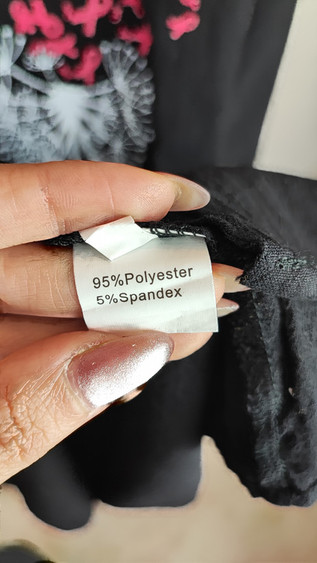 شومیز زنانه وارداتی استوک ساده رنگ مشکی، آستین بلند، یقه کلاسیک، تنخور مرتب و شیک، مناسب سایز ۴۴ تا ۴۶، انتخابی کاربردی برای استایل روزمره و رسمی