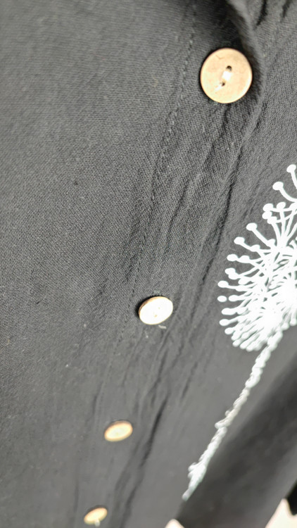 شومیز زنانه وارداتی استوک ساده رنگ مشکی، آستین بلند، یقه کلاسیک، تنخور مرتب و شیک، مناسب سایز ۴۴ تا ۴۶، انتخابی کاربردی برای استایل روزمره و رسمی