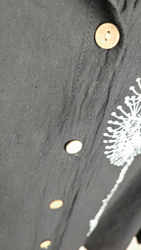 شومیز زنانه وارداتی استوک ساده رنگ مشکی، آستین بلند، یقه کلاسیک، تنخور مرتب و شیک، مناسب سایز ۴۴ تا ۴۶، انتخابی کاربردی برای استایل روزمره و رسمی