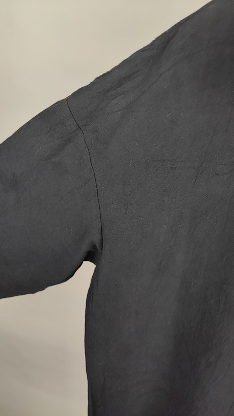 شومیز زنانه وارداتی استوک ساده رنگ مشکی، آستین بلند، یقه کلاسیک، تنخور مرتب و شیک، مناسب سایز ۴۴ تا ۴۶، انتخابی کاربردی برای استایل روزمره و رسمی