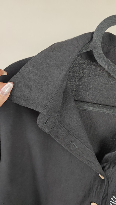 شومیز زنانه وارداتی استوک ساده رنگ مشکی، آستین بلند، یقه کلاسیک، تنخور مرتب و شیک، مناسب سایز ۴۴ تا ۴۶، انتخابی کاربردی برای استایل روزمره و رسمی