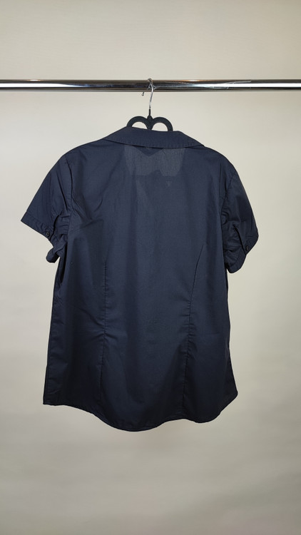 شومیز زنانه وارداتی استوک ساده رنگ تیره، آستین کوتاه، یقه کلاسیک، تنخور مرتب و راحت، مناسب سایز ۴۰ تا ۴۲، گزینهای کاربردی برای استایل روزمره و نیمهرسمی