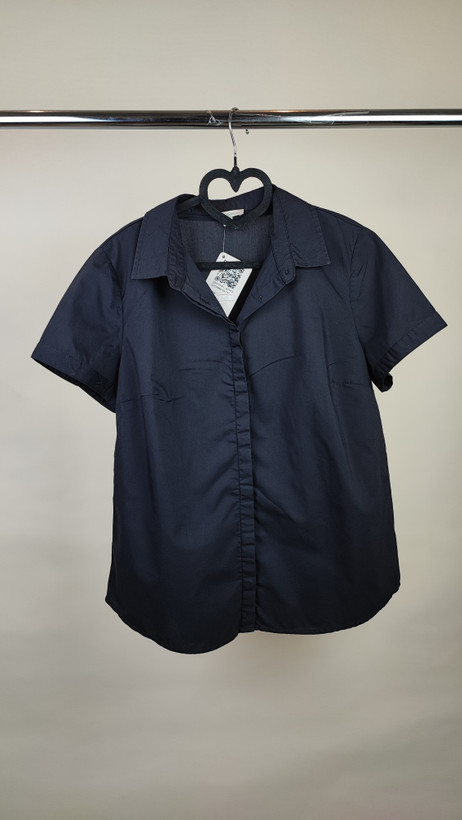 شومیز زنانه وارداتی استوک ساده رنگ تیره، آستین کوتاه، یقه کلاسیک، تنخور مرتب و راحت، مناسب سایز ۴۰ تا ۴۲، گزینهای کاربردی برای استایل روزمره و نیمهرسمی