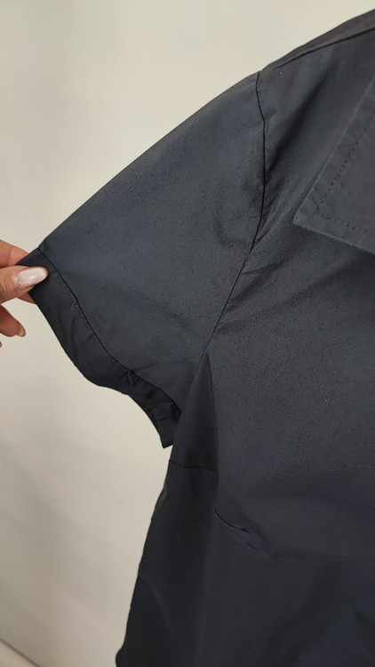 شومیز زنانه وارداتی استوک ساده رنگ تیره، آستین کوتاه، یقه کلاسیک، تنخور مرتب و راحت، مناسب سایز ۴۰ تا ۴۲، گزینهای کاربردی برای استایل روزمره و نیمهرسمی