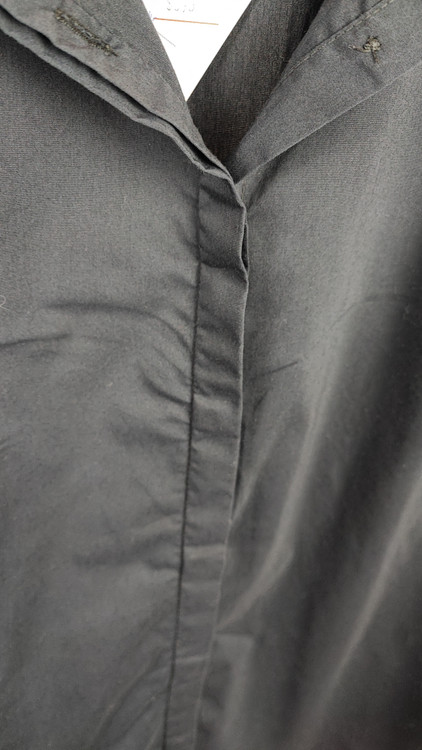 شومیز زنانه وارداتی استوک ساده رنگ تیره، آستین کوتاه، یقه کلاسیک، تنخور مرتب و راحت، مناسب سایز ۴۰ تا ۴۲، گزینهای کاربردی برای استایل روزمره و نیمهرسمی