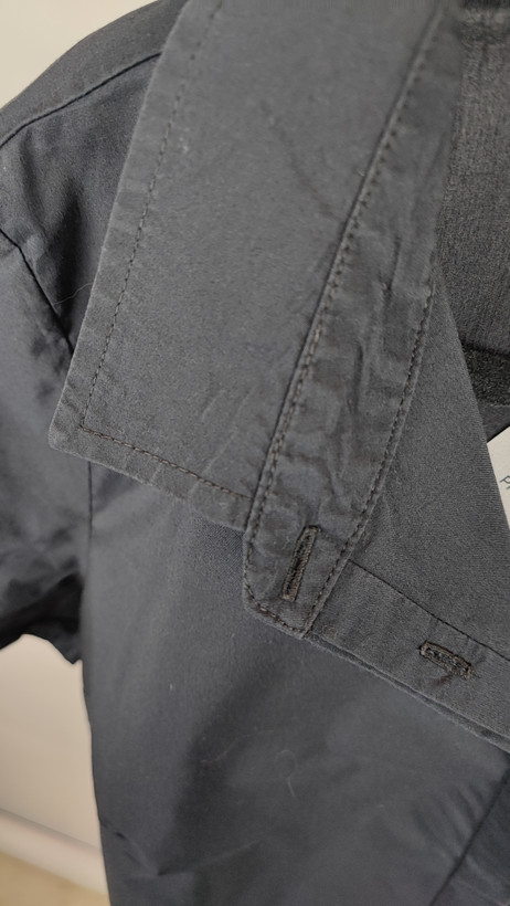 شومیز زنانه وارداتی استوک ساده رنگ تیره، آستین کوتاه، یقه کلاسیک، تنخور مرتب و راحت، مناسب سایز ۴۰ تا ۴۲، گزینهای کاربردی برای استایل روزمره و نیمهرسمی