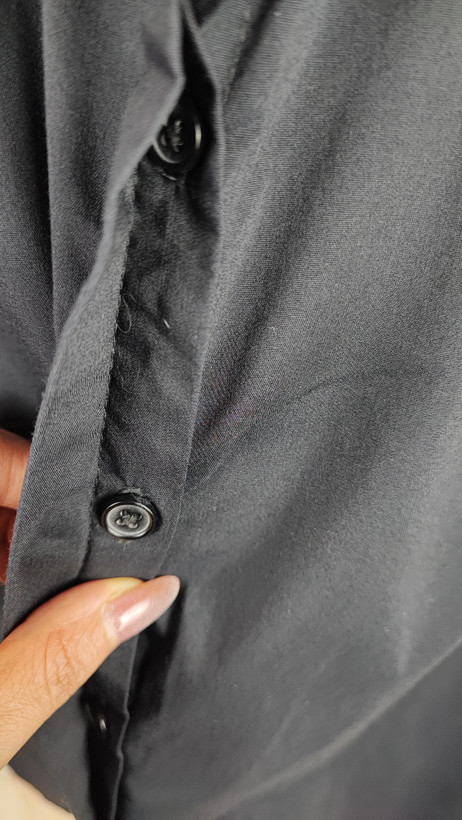 شومیز زنانه وارداتی استوک ساده رنگ تیره، آستین کوتاه، یقه کلاسیک، تنخور مرتب و راحت، مناسب سایز ۴۰ تا ۴۲، گزینهای کاربردی برای استایل روزمره و نیمهرسمی