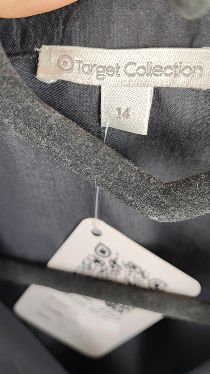 شومیز زنانه وارداتی استوک ساده رنگ تیره، آستین کوتاه، یقه کلاسیک، تنخور مرتب و راحت، مناسب سایز ۴۰ تا ۴۲، گزینهای کاربردی برای استایل روزمره و نیمهرسمی