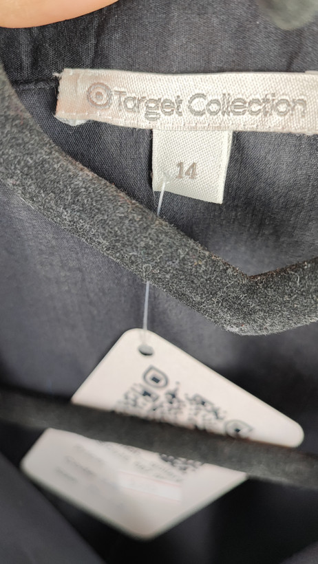 شومیز زنانه وارداتی استوک ساده رنگ تیره، آستین کوتاه، یقه کلاسیک، تنخور مرتب و راحت، مناسب سایز ۴۰ تا ۴۲، گزینهای کاربردی برای استایل روزمره و نیمهرسمی