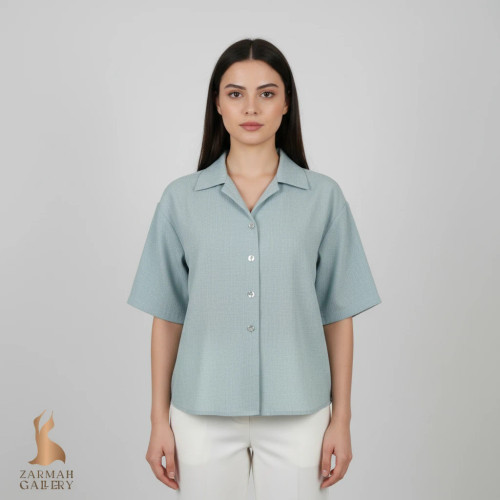 شومیز زنانه وارداتی استوک رنگ آبی روشن، آستین کوتاه، یقه ساده، تنخور آزاد و راحت، مناسب سایز ۴۴ تا ۴۶، دارای ایراد جزئی.