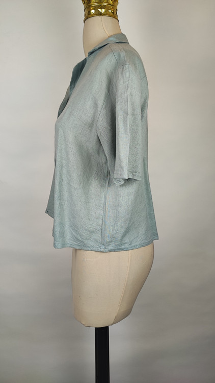 شومیز زنانه وارداتی استوک رنگ آبی روشن، آستین کوتاه، یقه ساده، تنخور آزاد و راحت، مناسب سایز ۴۴ تا ۴۶، دارای ایراد جزئی.