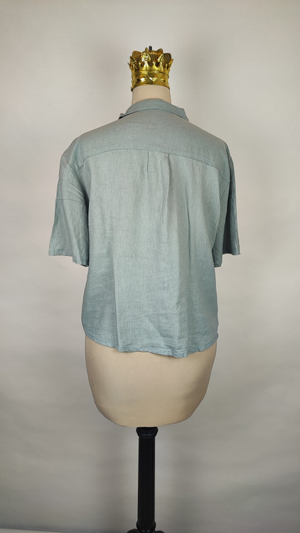 شومیز زنانه وارداتی استوک رنگ آبی روشن، آستین کوتاه، یقه ساده، تنخور آزاد و راحت، مناسب سایز ۴۴ تا ۴۶، دارای ایراد جزئی.