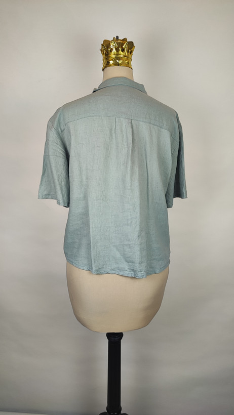 شومیز زنانه وارداتی استوک رنگ آبی روشن، آستین کوتاه، یقه ساده، تنخور آزاد و راحت، مناسب سایز ۴۴ تا ۴۶، دارای ایراد جزئی.