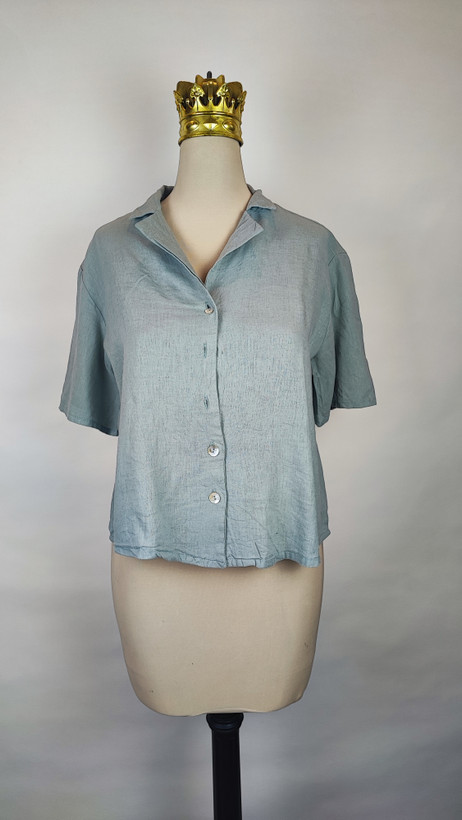 شومیز زنانه وارداتی استوک رنگ آبی روشن، آستین کوتاه، یقه ساده، تنخور آزاد و راحت، مناسب سایز ۴۴ تا ۴۶، دارای ایراد جزئی.