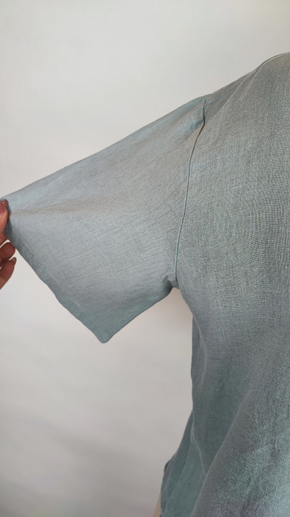 شومیز زنانه وارداتی استوک رنگ آبی روشن، آستین کوتاه، یقه ساده، تنخور آزاد و راحت، مناسب سایز ۴۴ تا ۴۶، دارای ایراد جزئی.