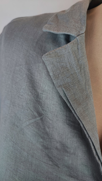 شومیز زنانه وارداتی استوک رنگ آبی روشن، آستین کوتاه، یقه ساده، تنخور آزاد و راحت، مناسب سایز ۴۴ تا ۴۶، دارای ایراد جزئی.