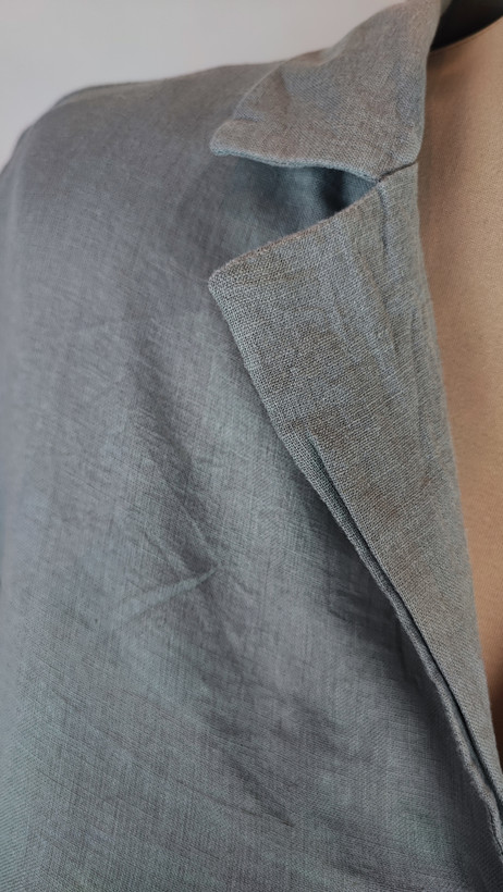 شومیز زنانه وارداتی استوک رنگ آبی روشن، آستین کوتاه، یقه ساده، تنخور آزاد و راحت، مناسب سایز ۴۴ تا ۴۶، دارای ایراد جزئی.