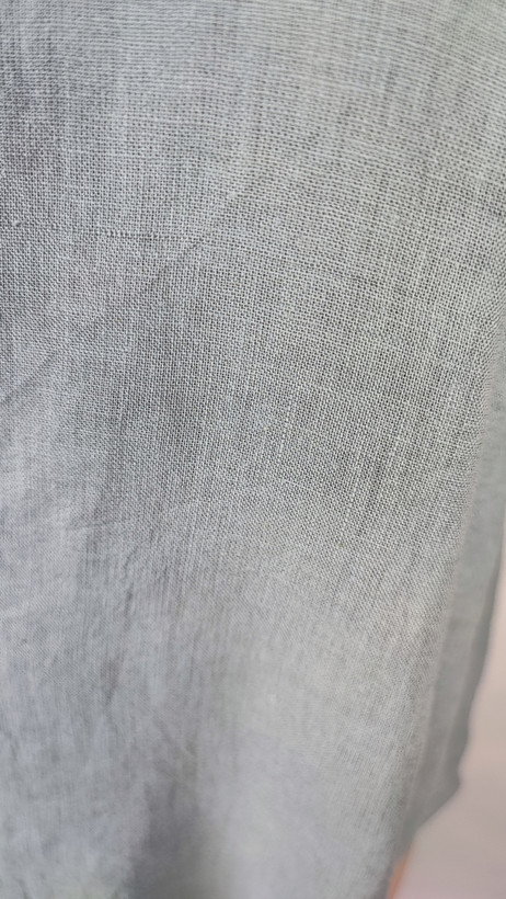 شومیز زنانه وارداتی استوک رنگ آبی روشن، آستین کوتاه، یقه ساده، تنخور آزاد و راحت، مناسب سایز ۴۴ تا ۴۶، دارای ایراد جزئی.