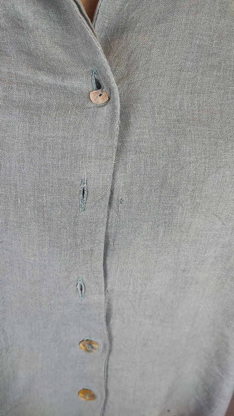 شومیز زنانه وارداتی استوک رنگ آبی روشن، آستین کوتاه، یقه ساده، تنخور آزاد و راحت، مناسب سایز ۴۴ تا ۴۶، دارای ایراد جزئی.