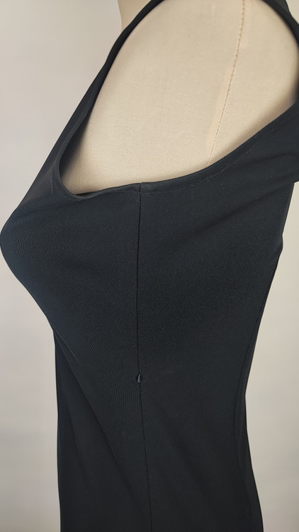 پیراهن زنانه وارداتی استوک مشکی، بلند، بدون آستین، فرم ساده و شیک، مناسب استایل مجلسی و رسمی، سایز ۳۸ تا ۴۰.