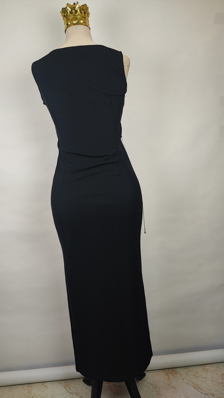 پیراهن زنانه وارداتی استوک مشکی، بلند، بدون آستین، فرم ساده و شیک، مناسب استایل مجلسی و رسمی، سایز ۳۸ تا ۴۰.