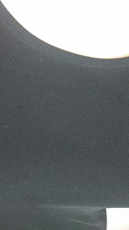 پیراهن زنانه وارداتی استوک مشکی، بلند، بدون آستین، فرم ساده و شیک، مناسب استایل مجلسی و رسمی، سایز ۳۸ تا ۴۰.