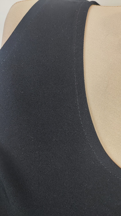 پیراهن زنانه وارداتی استوک مشکی، بلند، بدون آستین، فرم ساده و شیک، مناسب استایل مجلسی و رسمی، سایز ۳۸ تا ۴۰.