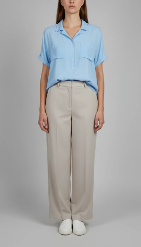 شومیز زنانه وارداتی استوک رنگ آبی روشن، آستین کوتاه، یقه ساده، تنخور فیت و شیک، قد کوتاه، مناسب سایز ۴۰ تا ۴۲، استایل روزمره و مینیمال.