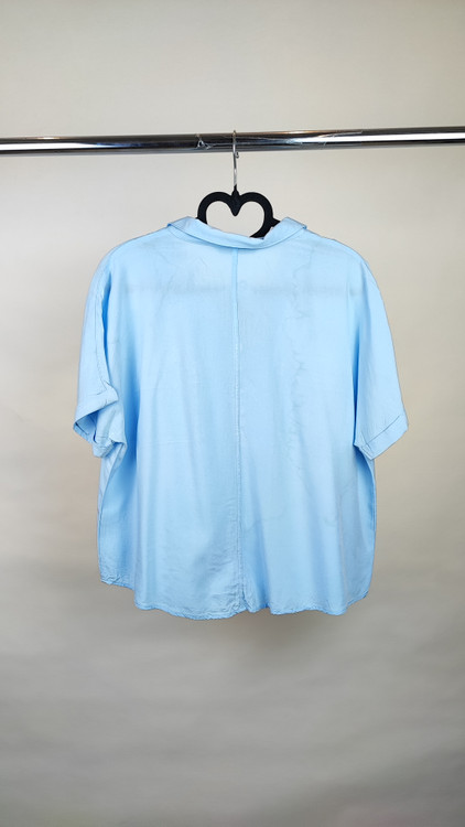 شومیز زنانه وارداتی استوک رنگ آبی روشن، آستین کوتاه، یقه ساده، تنخور فیت و شیک، قد کوتاه، مناسب سایز ۴۰ تا ۴۲، استایل روزمره و مینیمال.