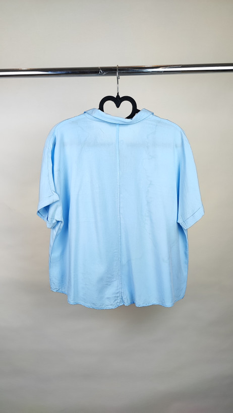 شومیز زنانه وارداتی استوک رنگ آبی روشن، آستین کوتاه، یقه ساده، تنخور فیت و شیک، قد کوتاه، مناسب سایز ۴۰ تا ۴۲، استایل روزمره و مینیمال.