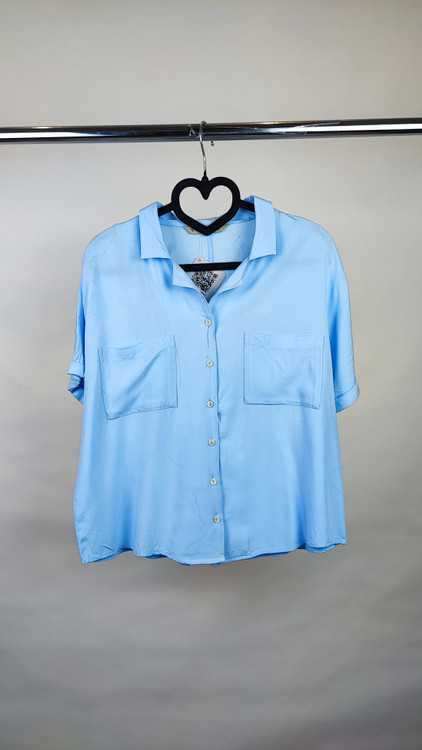 شومیز زنانه وارداتی استوک رنگ آبی روشن، آستین کوتاه، یقه ساده، تنخور فیت و شیک، قد کوتاه، مناسب سایز ۴۰ تا ۴۲، استایل روزمره و مینیمال.