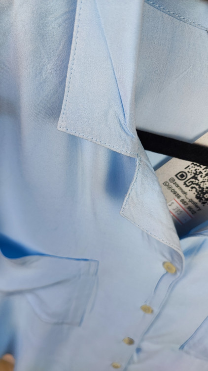 شومیز زنانه وارداتی استوک رنگ آبی روشن، آستین کوتاه، یقه ساده، تنخور فیت و شیک، قد کوتاه، مناسب سایز ۴۰ تا ۴۲، استایل روزمره و مینیمال.