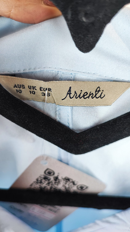 شومیز زنانه وارداتی استوک رنگ آبی روشن، آستین کوتاه، یقه ساده، تنخور فیت و شیک، قد کوتاه، مناسب سایز ۴۰ تا ۴۲، استایل روزمره و مینیمال.