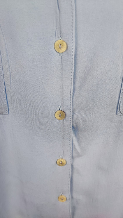 شومیز زنانه وارداتی استوک رنگ آبی روشن، آستین کوتاه، یقه ساده، تنخور فیت و شیک، قد کوتاه، مناسب سایز ۴۰ تا ۴۲، استایل روزمره و مینیمال.